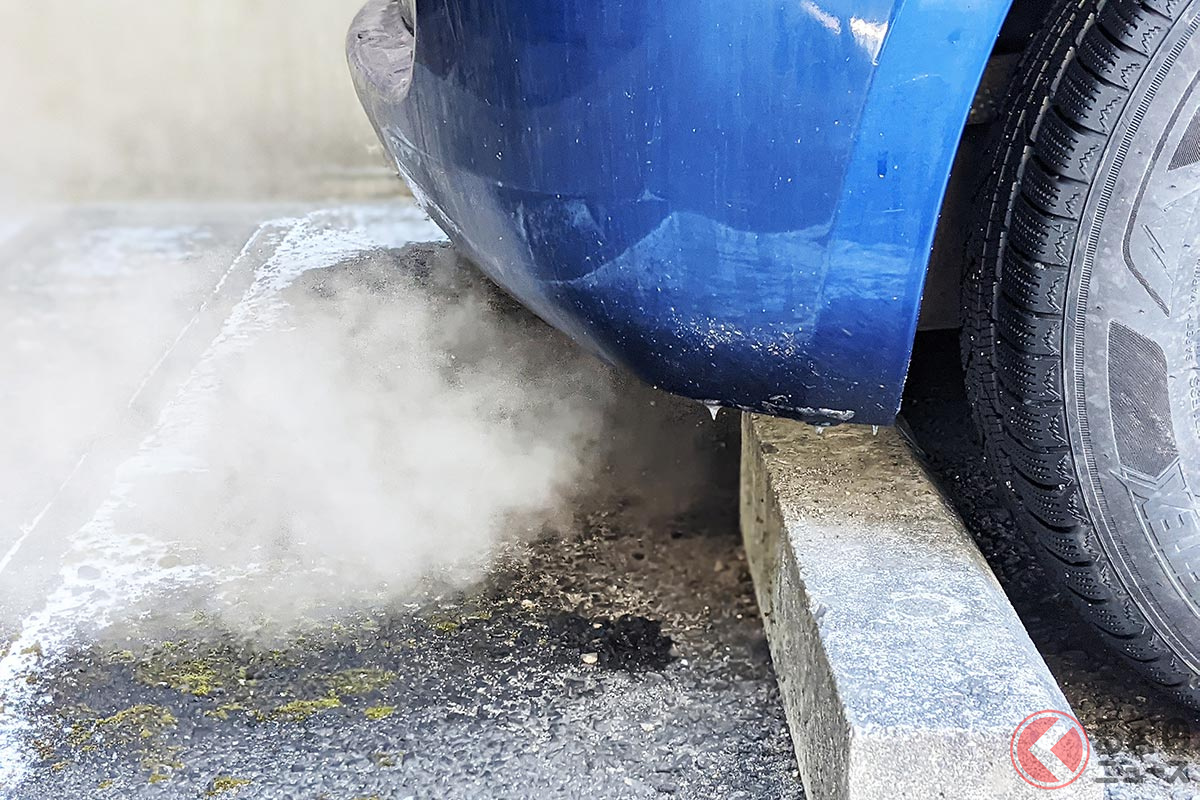 マフラーからの白い煙 一体なぜ発生する?