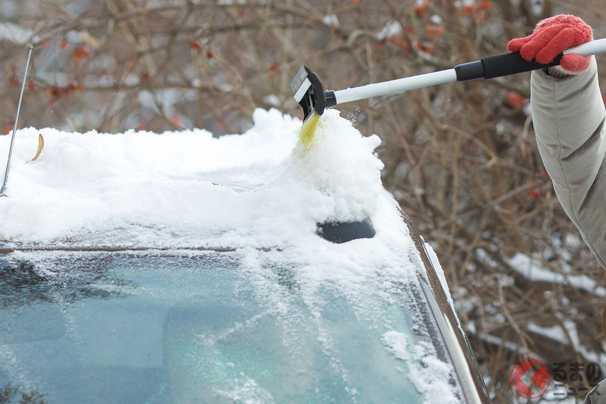 スノーブラシで雪おろし