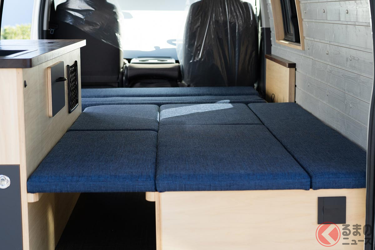 大人2人+子ども2人が寝られるスペースを備えたハイエースキャンパー