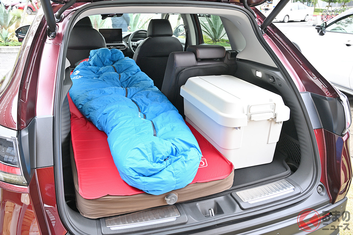 スタイリッシュなホンダの新型SUV「ZR-V」は、写真のように大きなエアマットを置き同時に荷物も積載可能なキャパシティを有する「才色兼備」の持ち主でした!