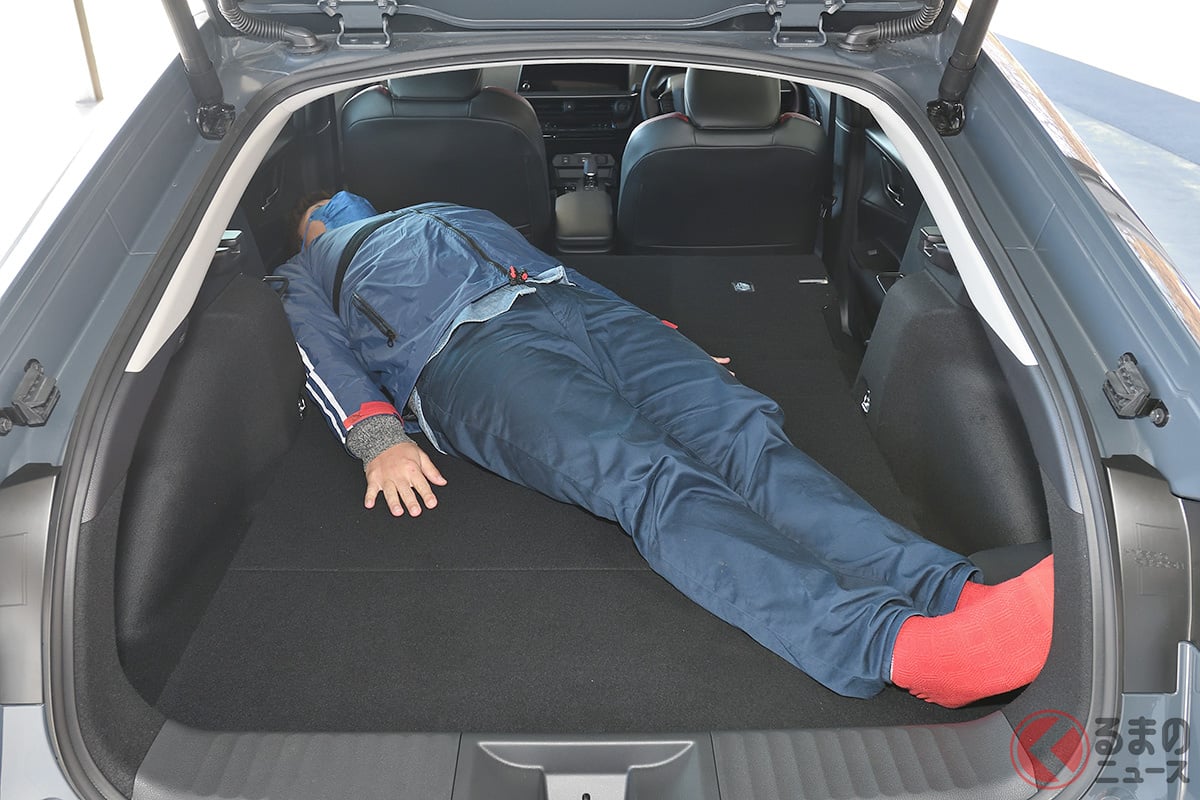 世界最速!? 5代目の新型「プリウス」（プロトタイプ）で車中泊できる!? 実際に「寝転んで」みた！［モデル：身長約170cm］