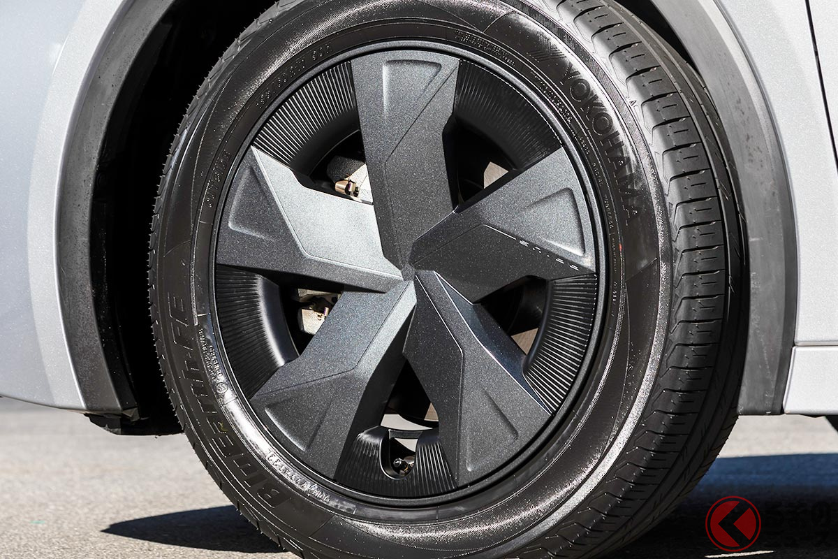 アルミにホイールキャップを被せた「プリウス」