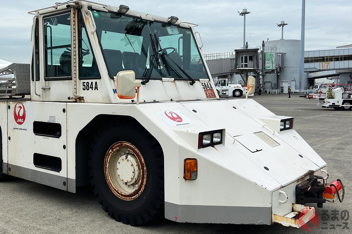 空港ではたらく「航空機地上支援車両」(画像提供:JAL)