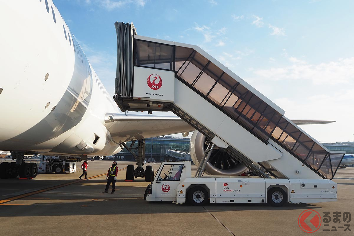 ボーディングブリッジのない場所から乗員や乗客の乗降用に開発された「パッセンジャーステップ」(画像提供:JAL)