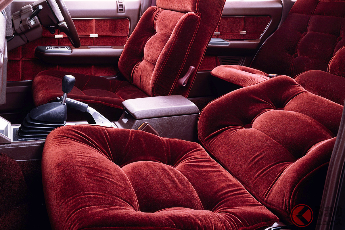 日産の高級車「ローレル」（C31型）最上級グレード「メダリスト」（1982年モデル）の「ふっかふか」なゴージャス「ソファ」シート。写真のモデルがMT車なのも時代を感じさせます