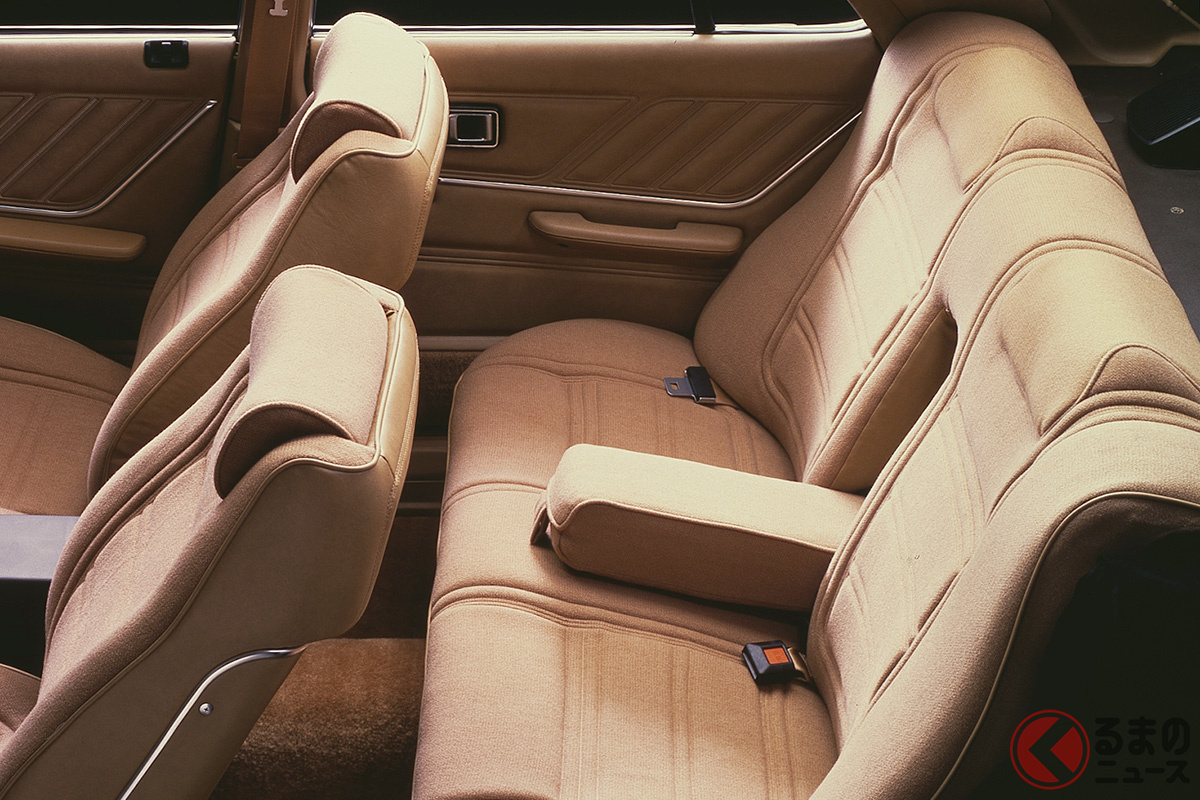 1977年に登場した日産「スカイライン」(C210型/5代目)TIシリーズの上級グレード「TI-EX」に備わる後席のセンターアームレスト