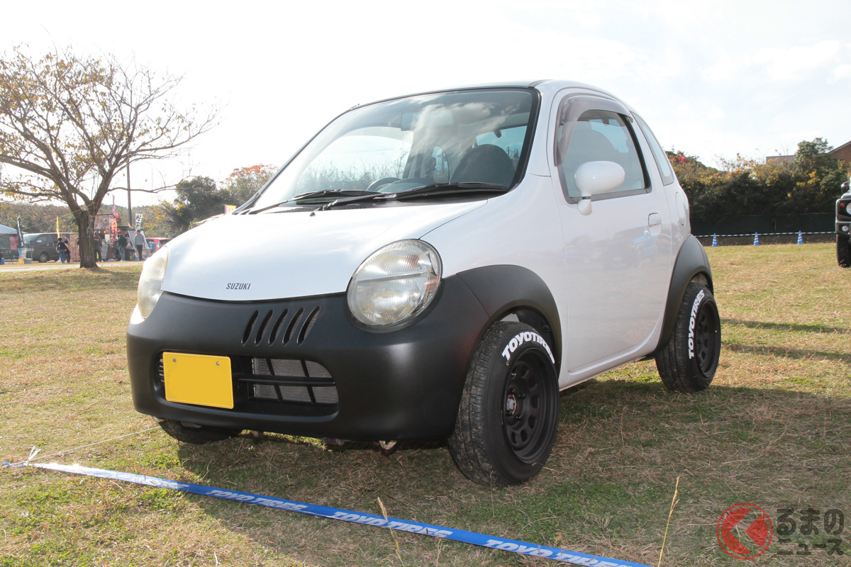 林さんのスズキ ツインはルーフ/リアゲートをラッピングでグレーの2トーン仕様になっている