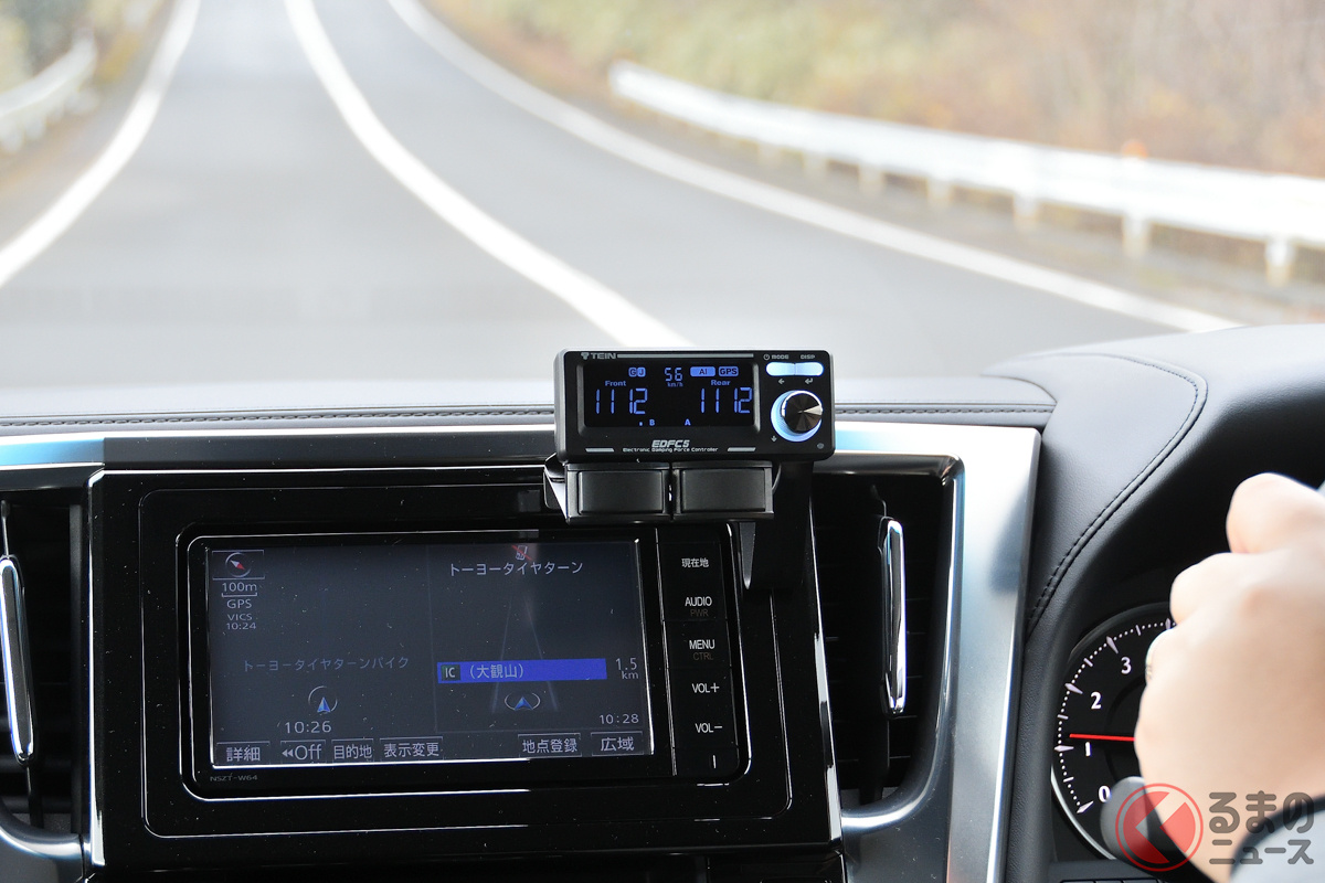 前後左右でどのように減衰力が変化しているかは、車内のモニターからリアルタイムに確認可能。コーナーだけでなく直進時にも路面のアンジュレーションに合わせて細かく制御が入っている