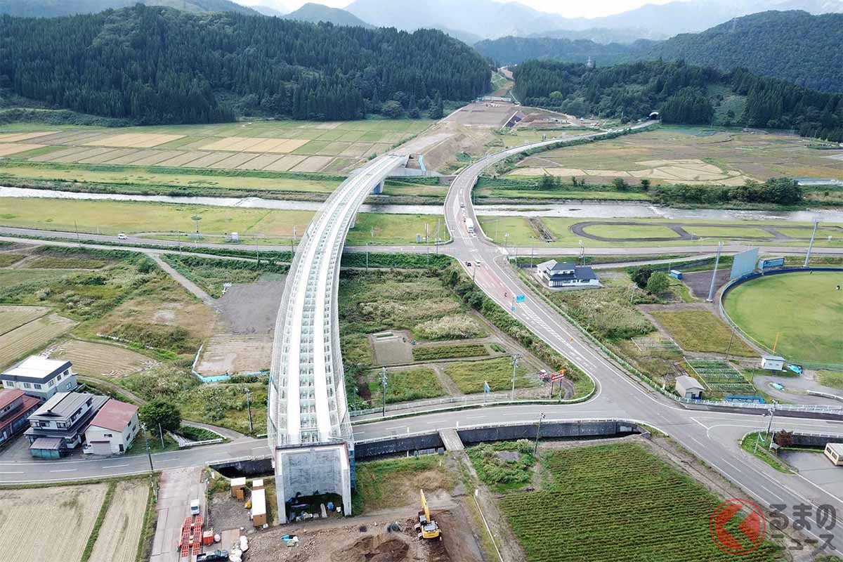 2025年度の開通を目指して建設が進む横堀道路。2023年10月撮影(画像:国土交通省東北地方整備局湯沢河川国道事務所)