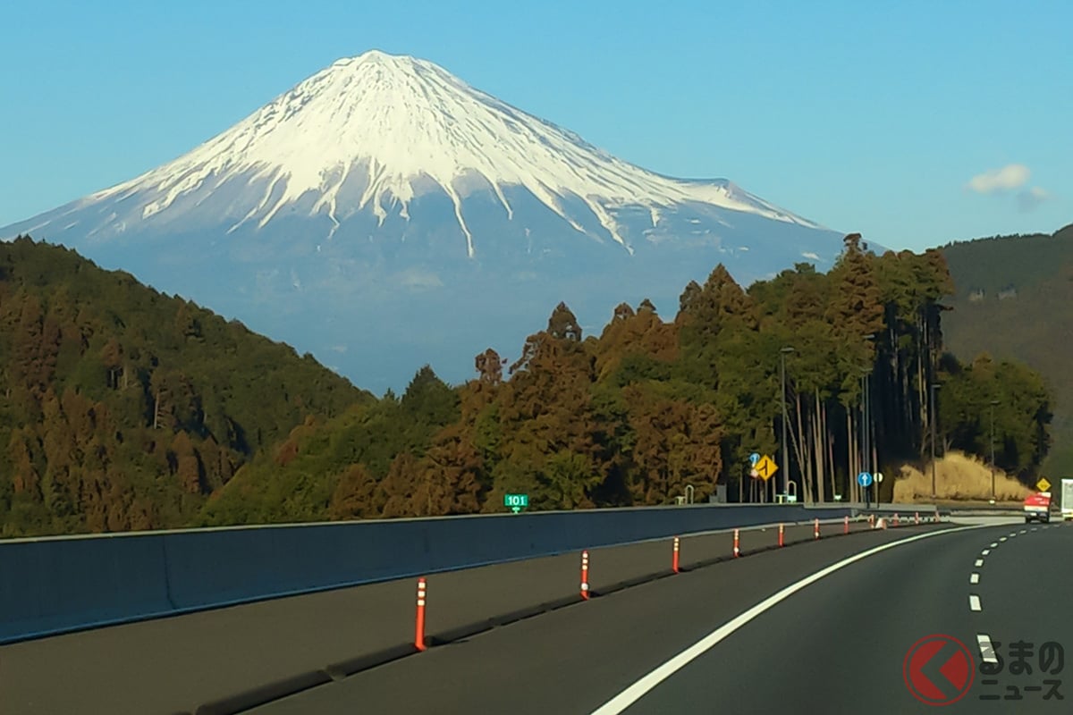 「あ、富士山！」ついきれいな景色に見とれてしまいますが…… 高速道路の路肩にある緑色の四角くて小さな「キロポスト標識」（画面中央付近）にも注目してみましょう[画像はイメージです]