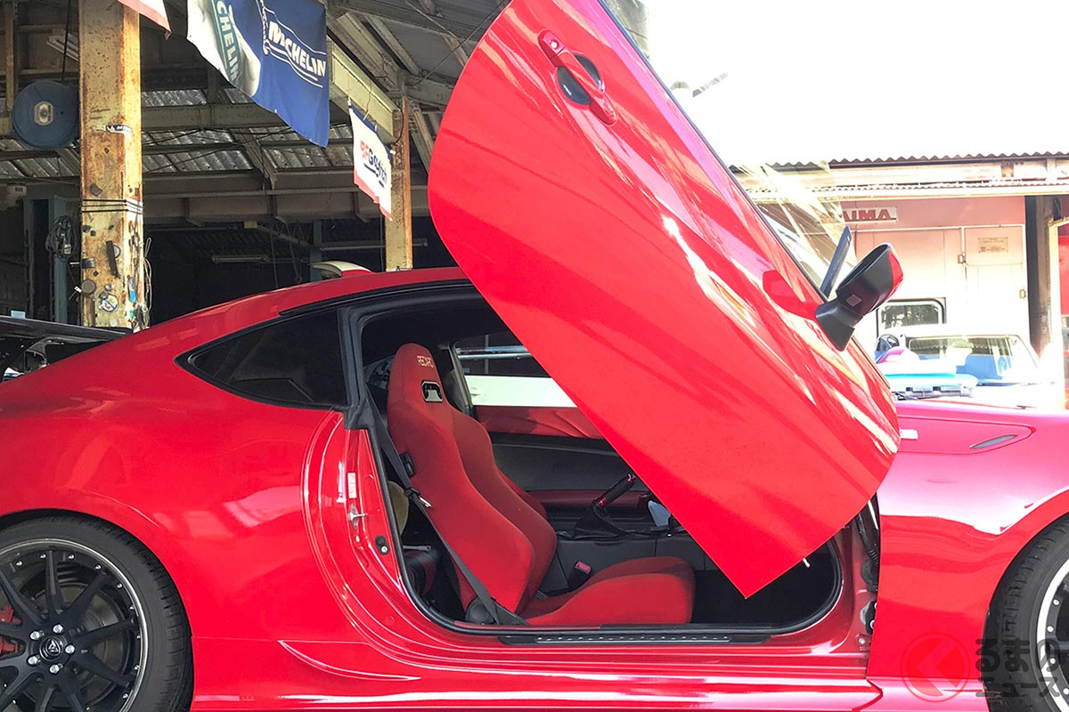 跳ね上げ式のシザードアを装着したトヨタ「86」