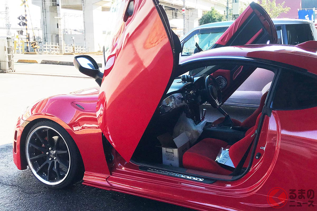 跳ね上げ式のシザードアを装着したトヨタ「86」