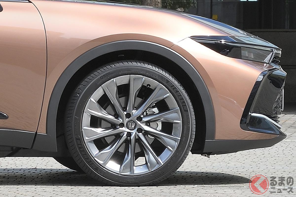 SUV化に対応可能な21インチの大径タイヤを純正装着する新型「クラウン クロスオーバー」
