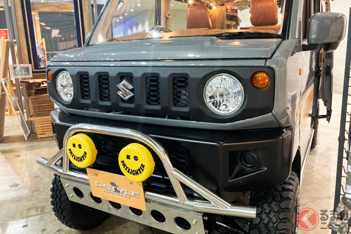 ウッド調の室内空間がオシャすぎる… 「ジムリィ」ってどんなクルマ? (画像は東京オートサロン2023)