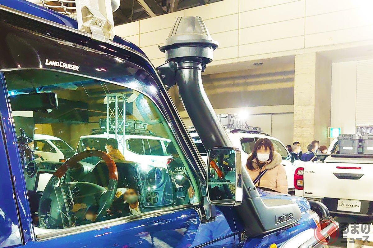 クルマから煙突? このアイテムの正体はいったい何!?