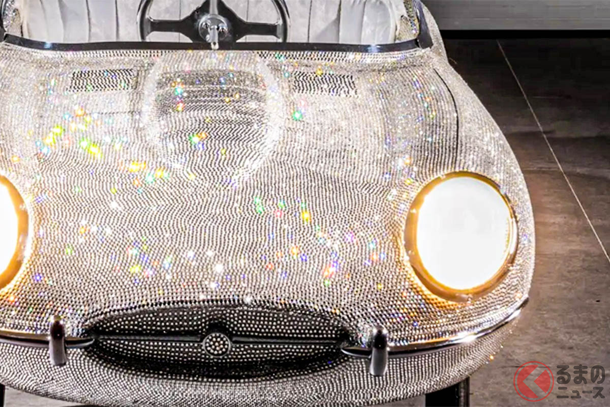 オークションに出品された、クリスタルを散りばめた子供向け車両(Photo:RMsothebys)