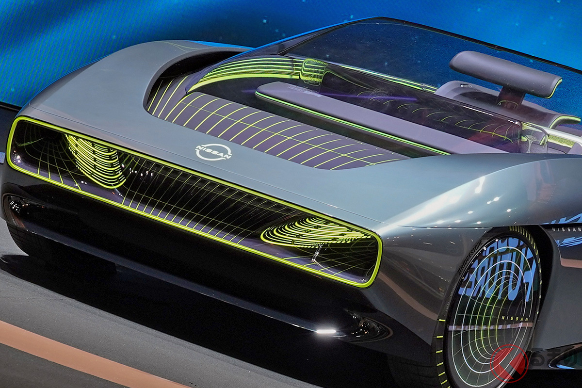 意外と「コンパクト」だった! 日産が初公開した2人乗りオープンカータイプのEVコンセプトモデル「Max-Out(マックスアウト)」。ホイールデザインは可変的なホログラムで表現される斬新さ!