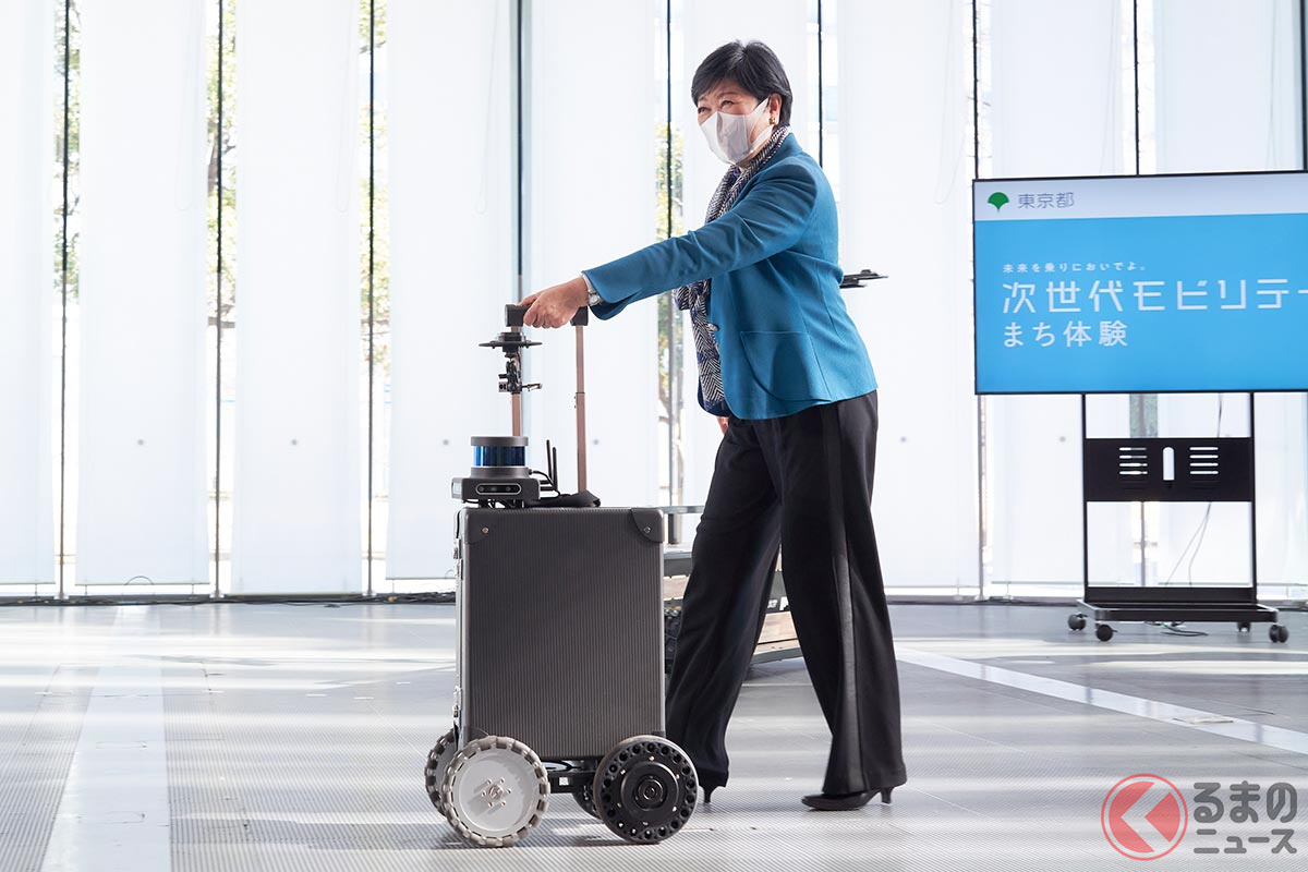 視覚障害者を目的地まで誘導するAIスーツケースを体験する小池都知事