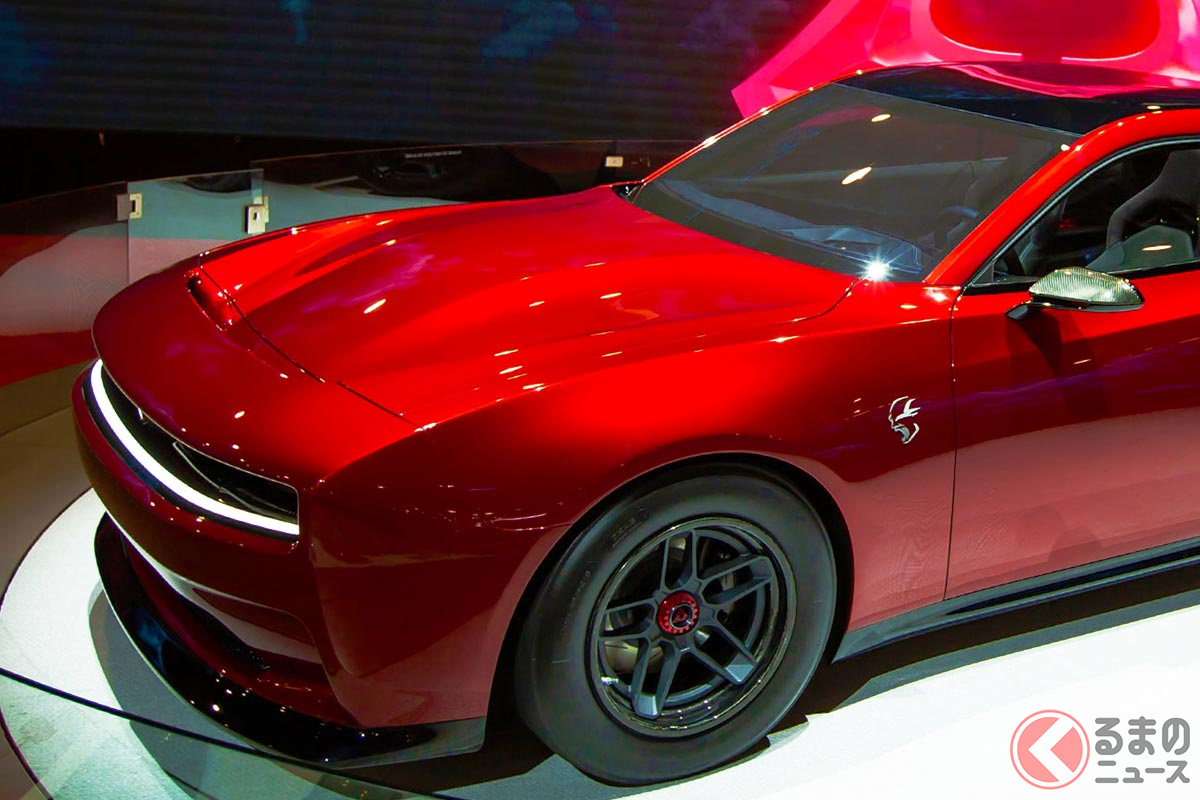 SEMAショー2022で公開されたストライカー・レッドの新型「ダッジ チャージャー デイトナ SRT コンセプト」