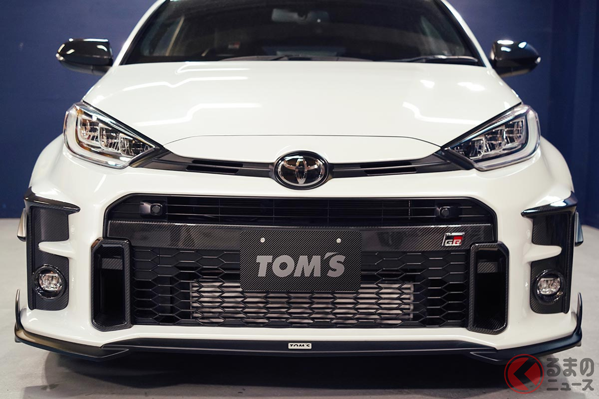 トムス製ドライカーボンパーツを装着したトヨタ「GRヤリス」
