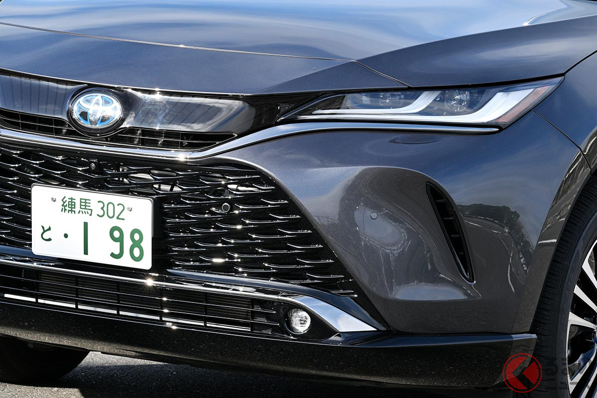 専用メッシュグリルを装着するトヨタ「ハリアー PHEV」