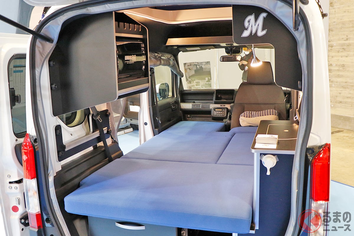 屋根の開口部を登ればそこにもさらに「寝床」が!? ホンダ「N-VAN」キャンパー「N-VAN COMPO “マリーンズキャンパー”」のインテリア