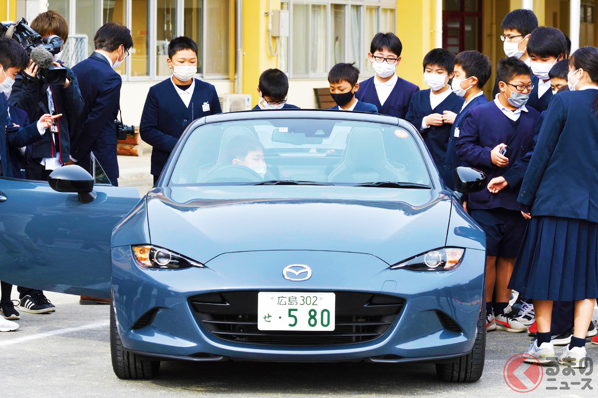 マツダ「ロードスター」元開発主査の山本修弘さんが、小学校で課外授業をおこないました。