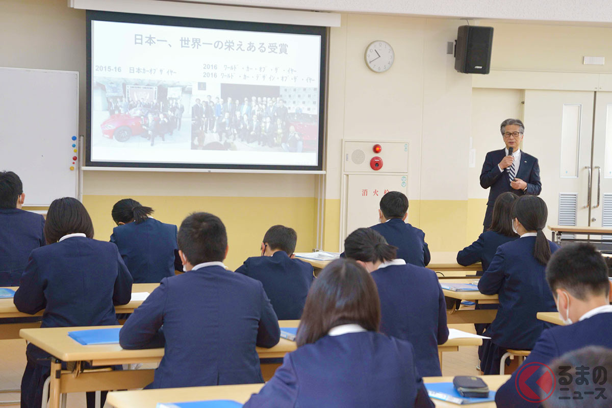 課外授業で山本さんの話に耳を傾ける児童たち。将来の「夢」について真剣に考えます。