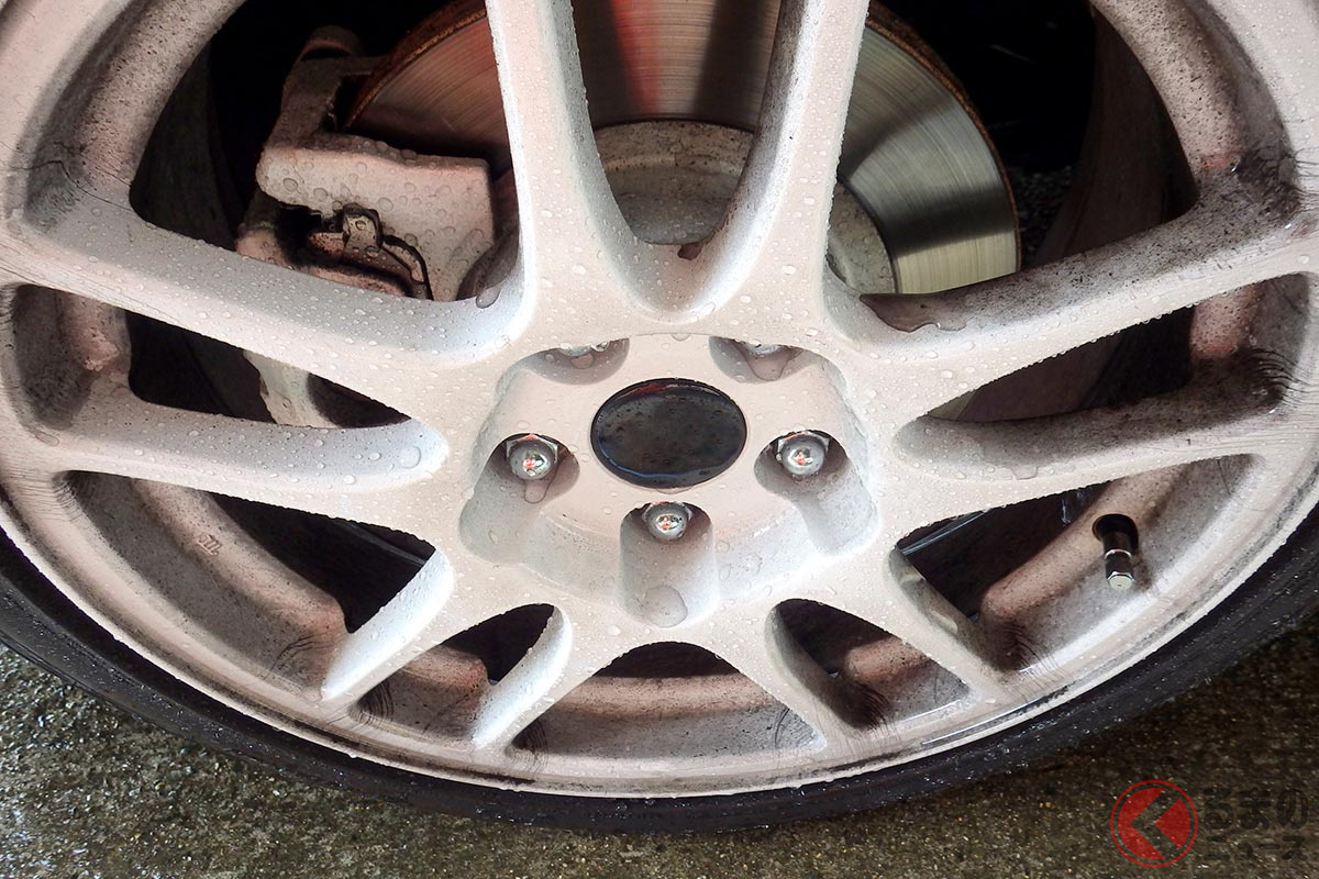 ブレーキダストで汚れたホイール