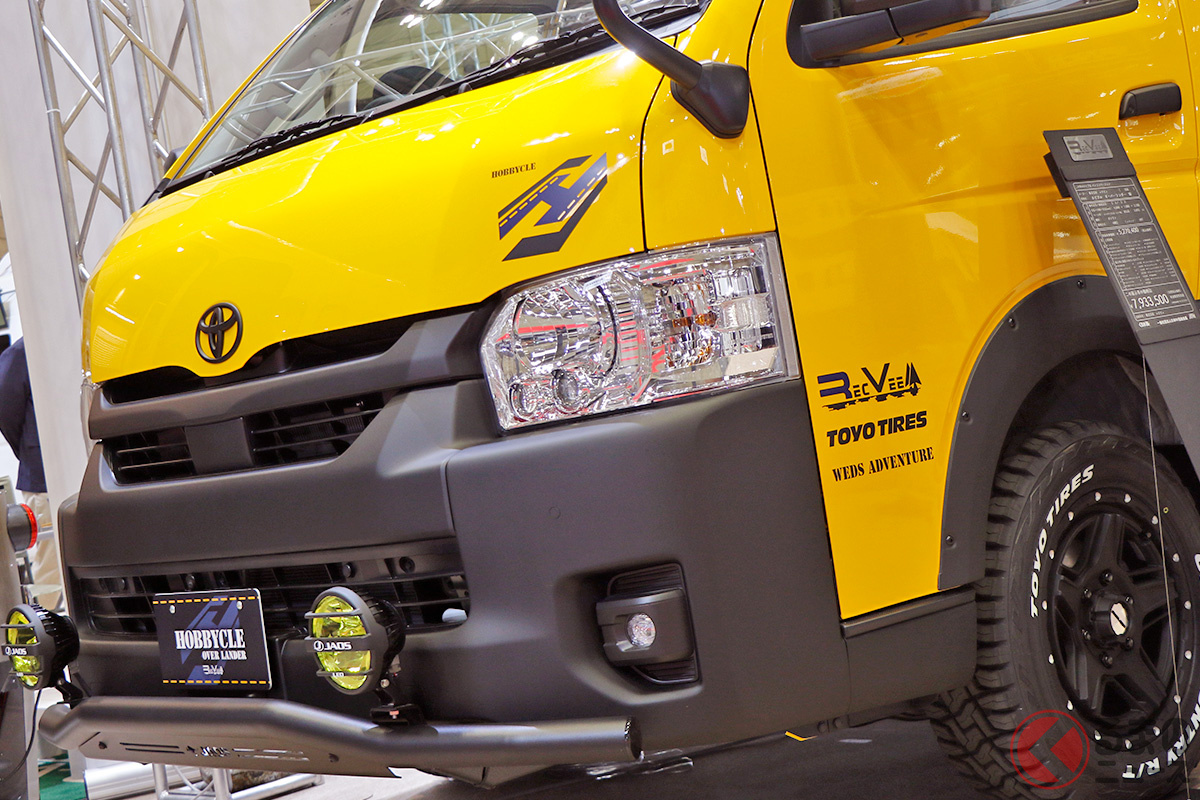 外も中も鮮烈! トヨタ「ハイエース」(ワイド・ミドルルーフ車)ベースのレクビィ製 新型キャンピングカー「ホビクル オーバーランダーW KAIHARAモデル」