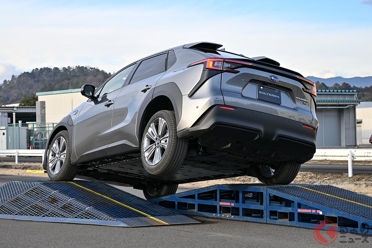 タイヤが浮いても「X-MODE」で安全に走行できるスバル「ソルテラ」