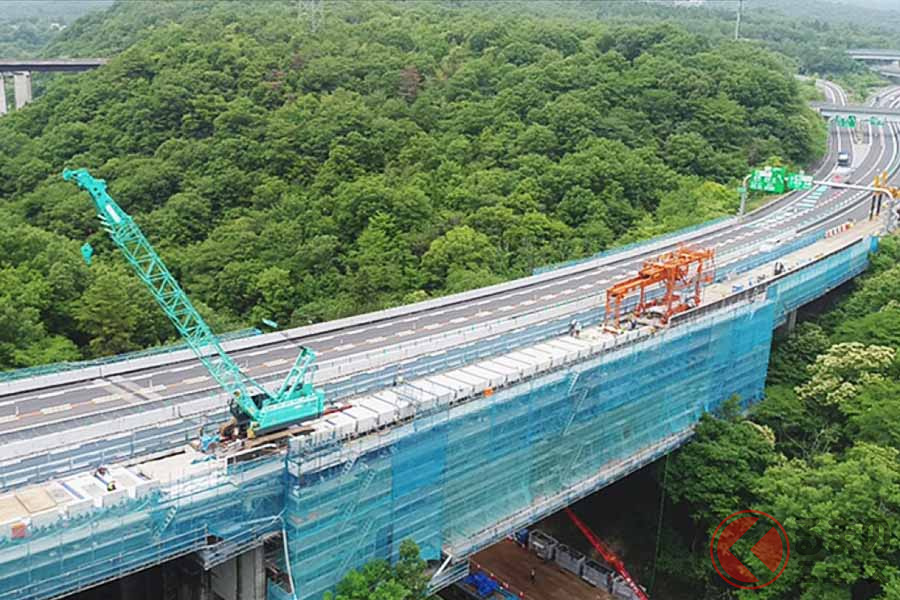 2022年度の中央道下り線・深沢橋の工事の様子(NEXCO中日本)