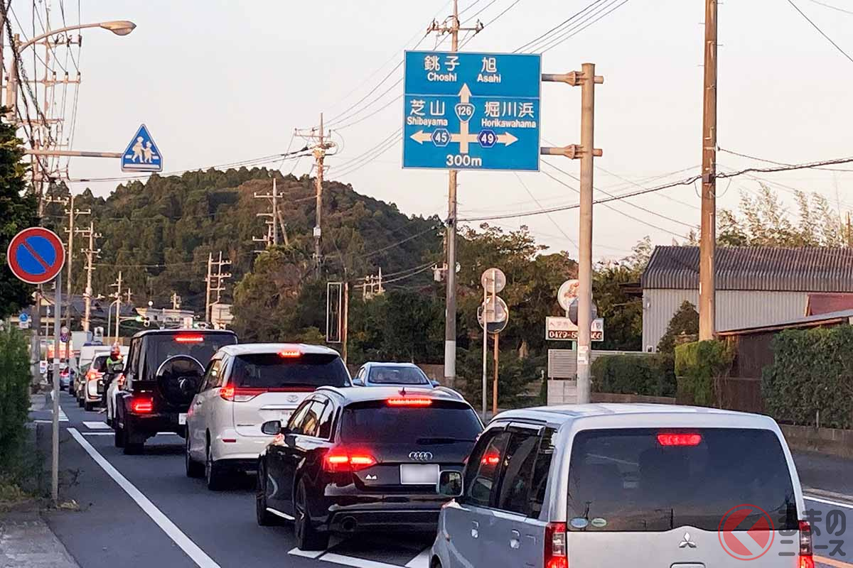 開通区間に並行する国道126号（現道）の飯倉交差点周辺の渋滞状況。2021年10月8日撮影（画像：千葉県）