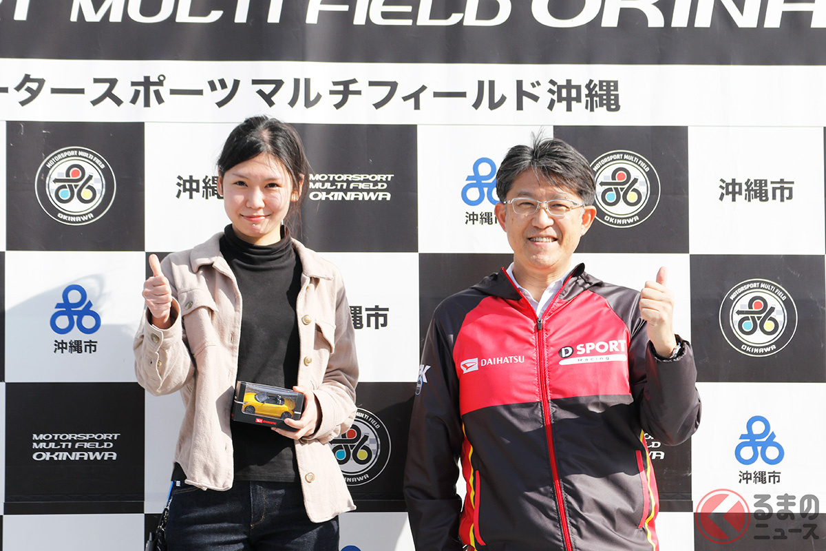 初心者マークの「ミラ」で参加した安森さん(左)とトヨタ次期社長・ダイハツ社外取締役の佐藤氏(右)