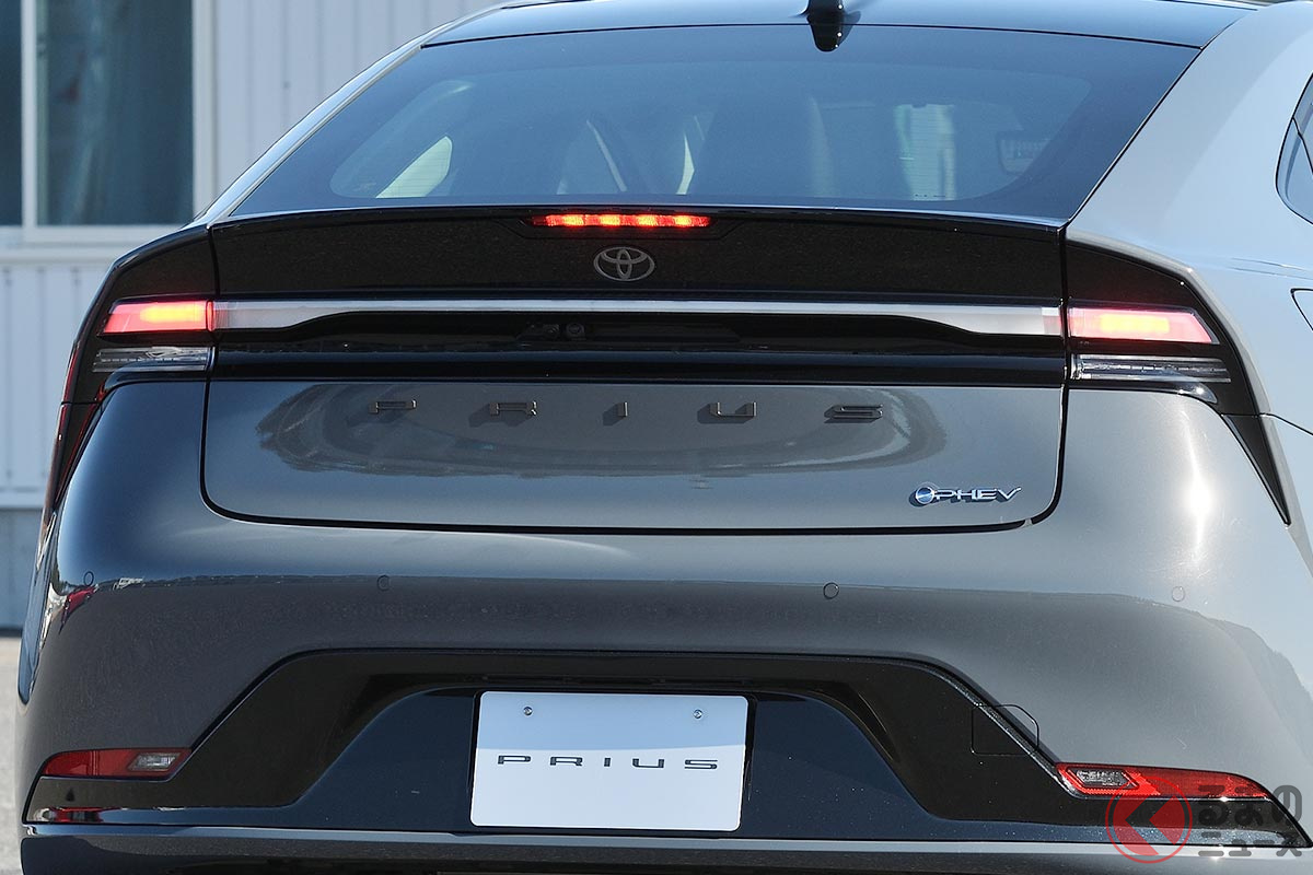 カメラレンズ面への汚れを検出しレンズ清掃を促す機能も装着された新型プリウスのリアカメラ