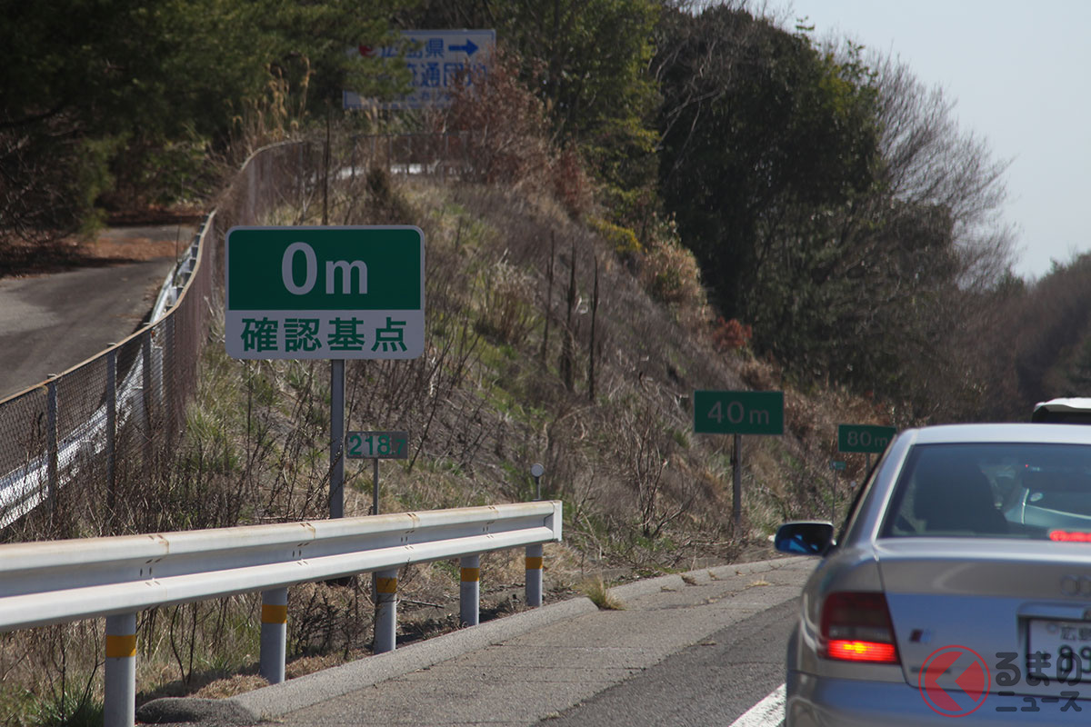 高速道路には車間距離を把握するための看板も!(引用元:ACフォト)