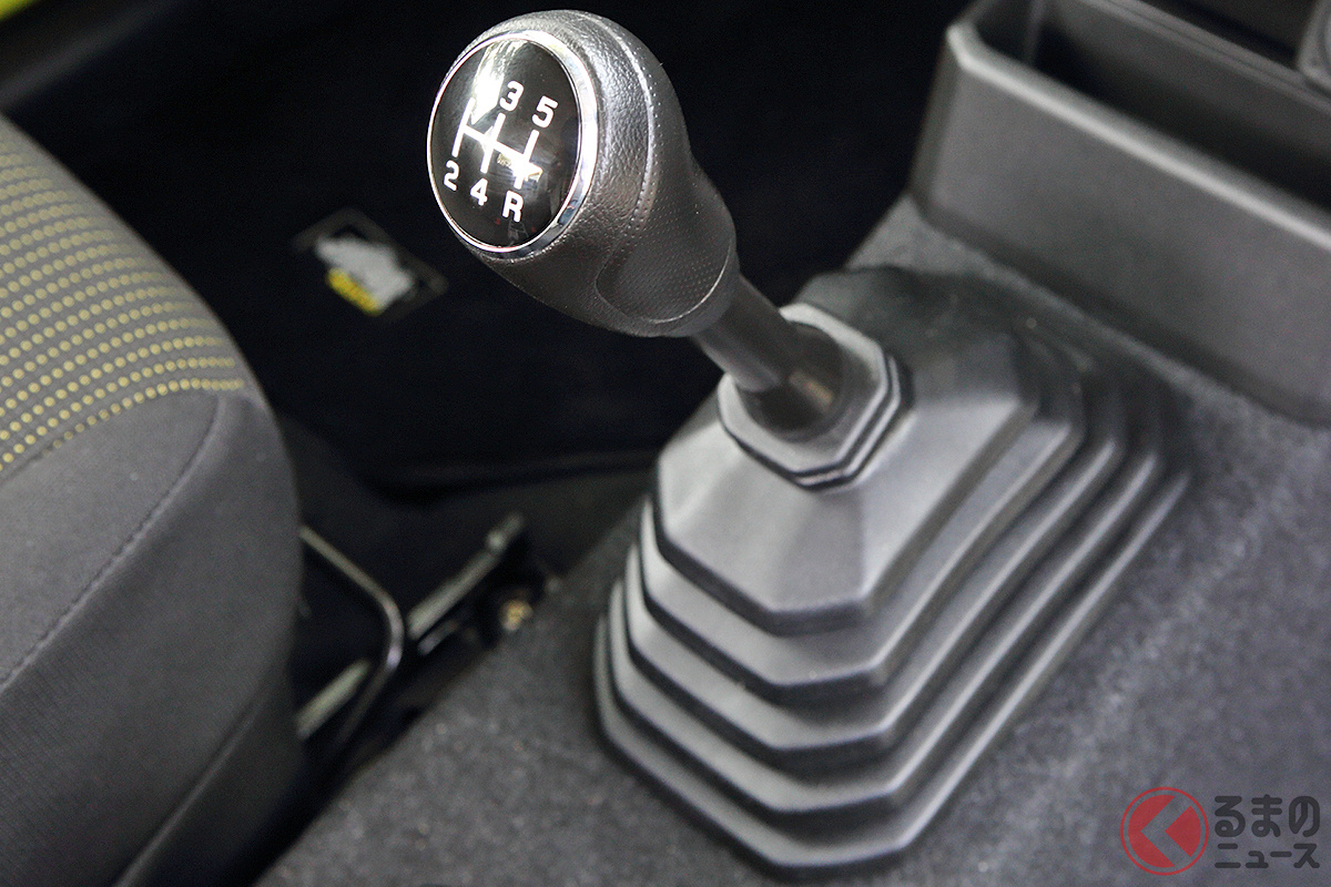 マニュアルトランスミッション(MT)の時代には当たり前だった「エンブレ」! でもAT車だって上手く使えば、よりスムーズかつ安全な運転ができるのです!