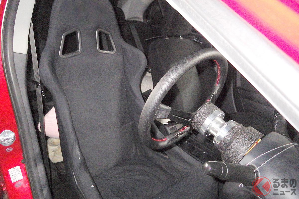 運転席をバケットシートに交換