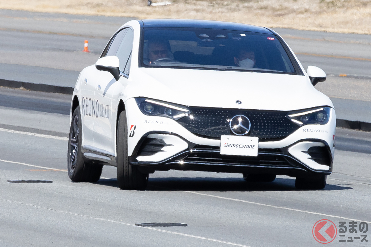 「レグノ GR-XIII」を履いてテストコース内のスラロームを中速で走行するメルセデス・ベンツ「EQE」