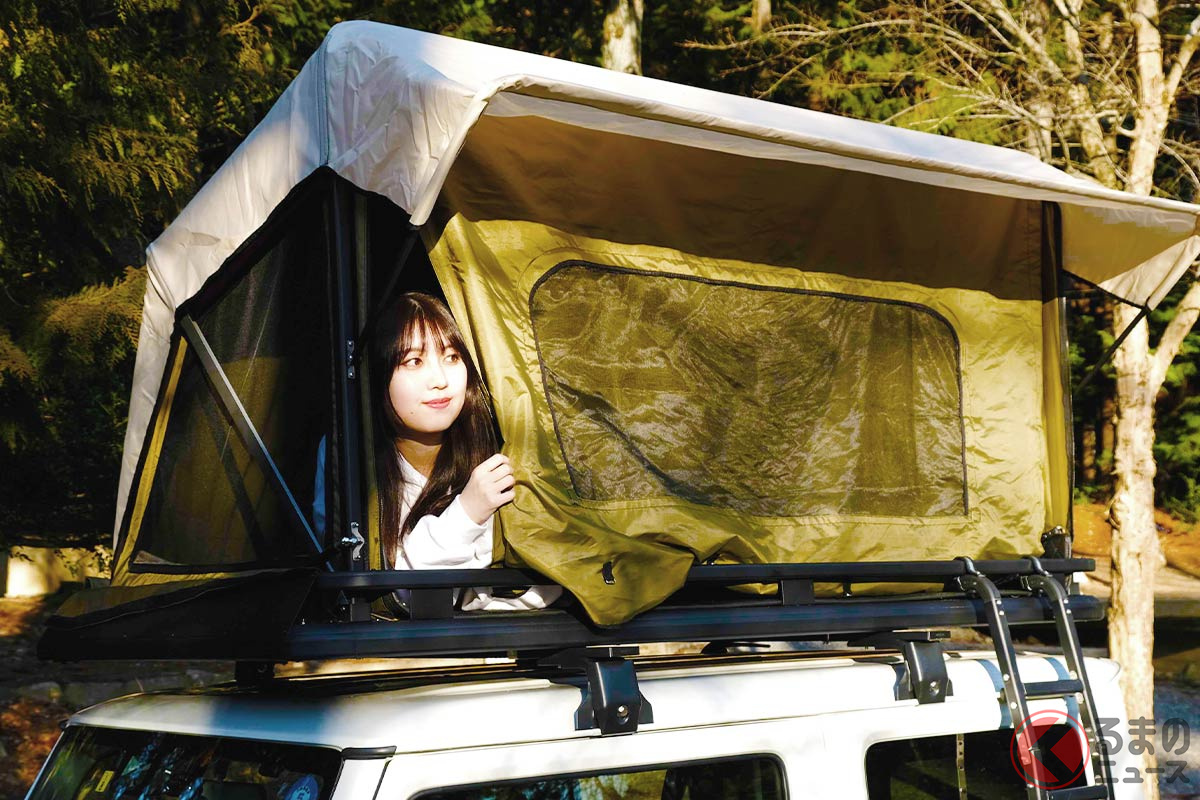 ルーフテントやサイドオーニング、さらにラダーを格納したルーフラック「タイニーハイドアウト」。2023年春には同じコンセプトの新機種の登場を予定している