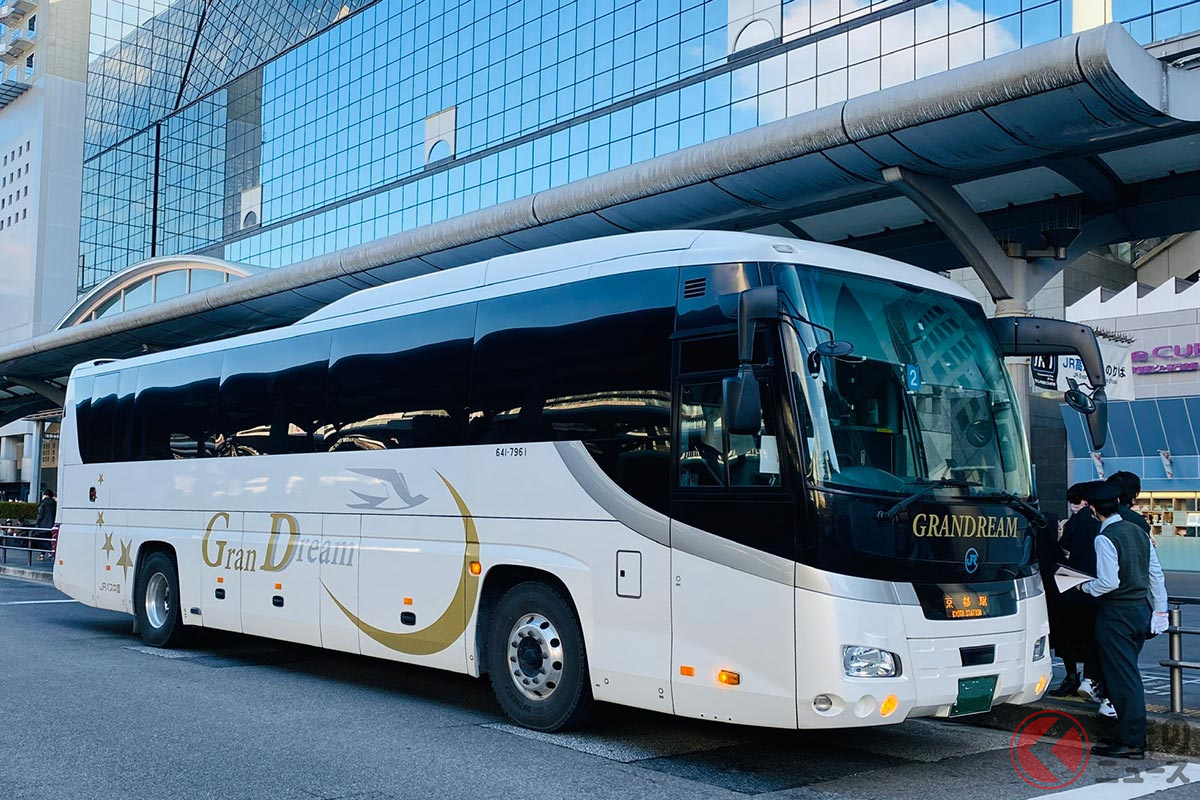 夜間に長距離移動できる「長距離バス(夜行バス)」