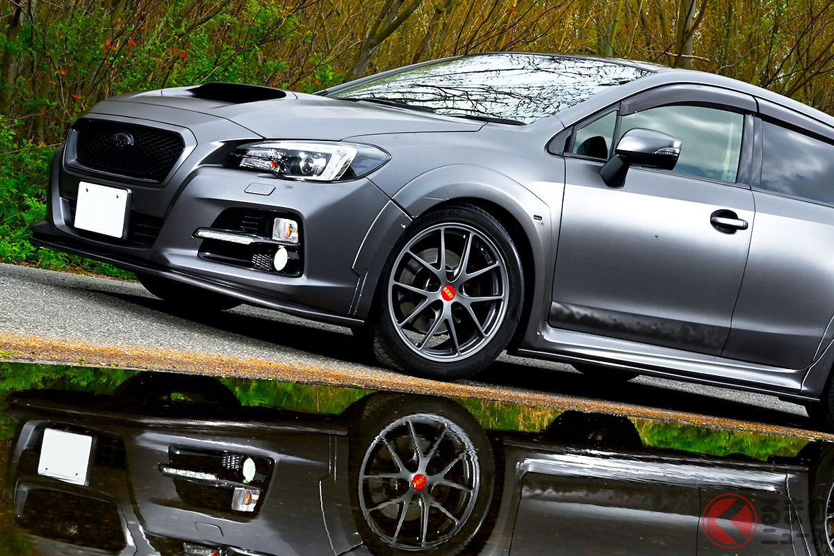 半艶の「サテンダーク」でラッピングした筆者(雪岡直樹)のクルマ