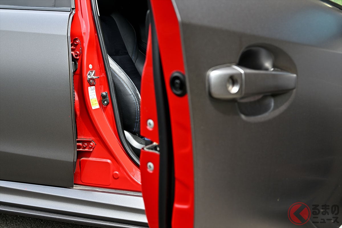 ドアを開けると元のボディカラーである「赤」が見えます