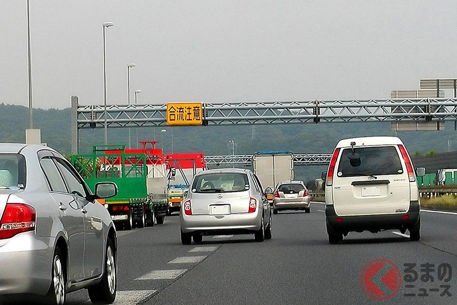 フラフラ運転してるクルマがいたら要注意!(イメージ)