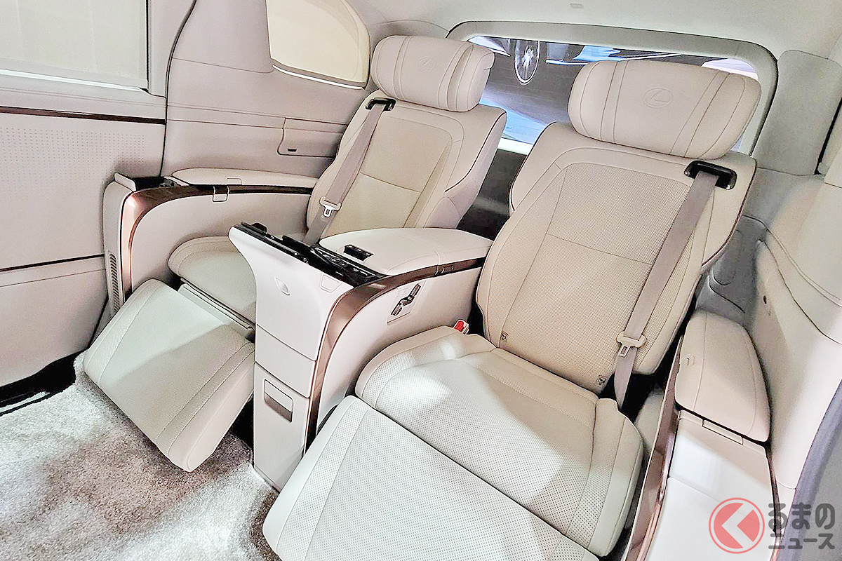 贅沢な本革シートを備えたレクサスの新型ミニバン