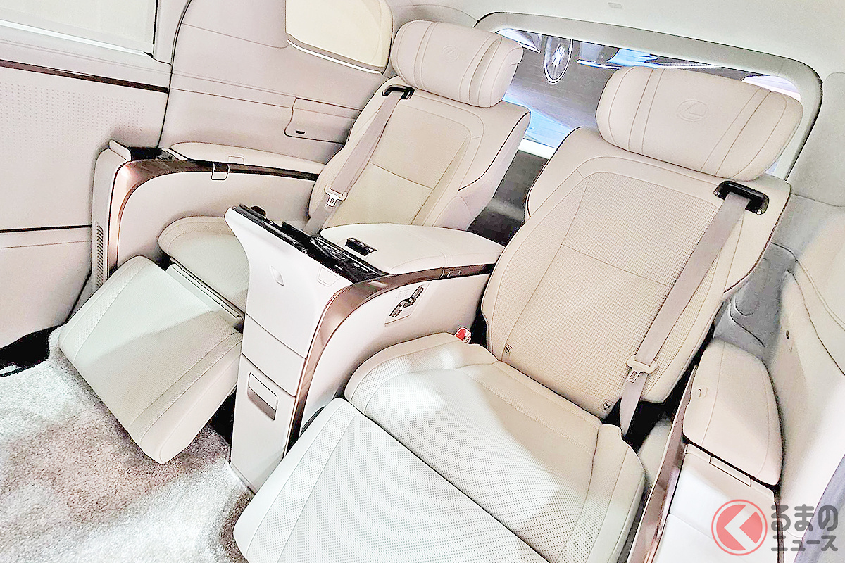 快適な後席空間を備えるのが「ショーファーカー」の大前提とも言えるが…