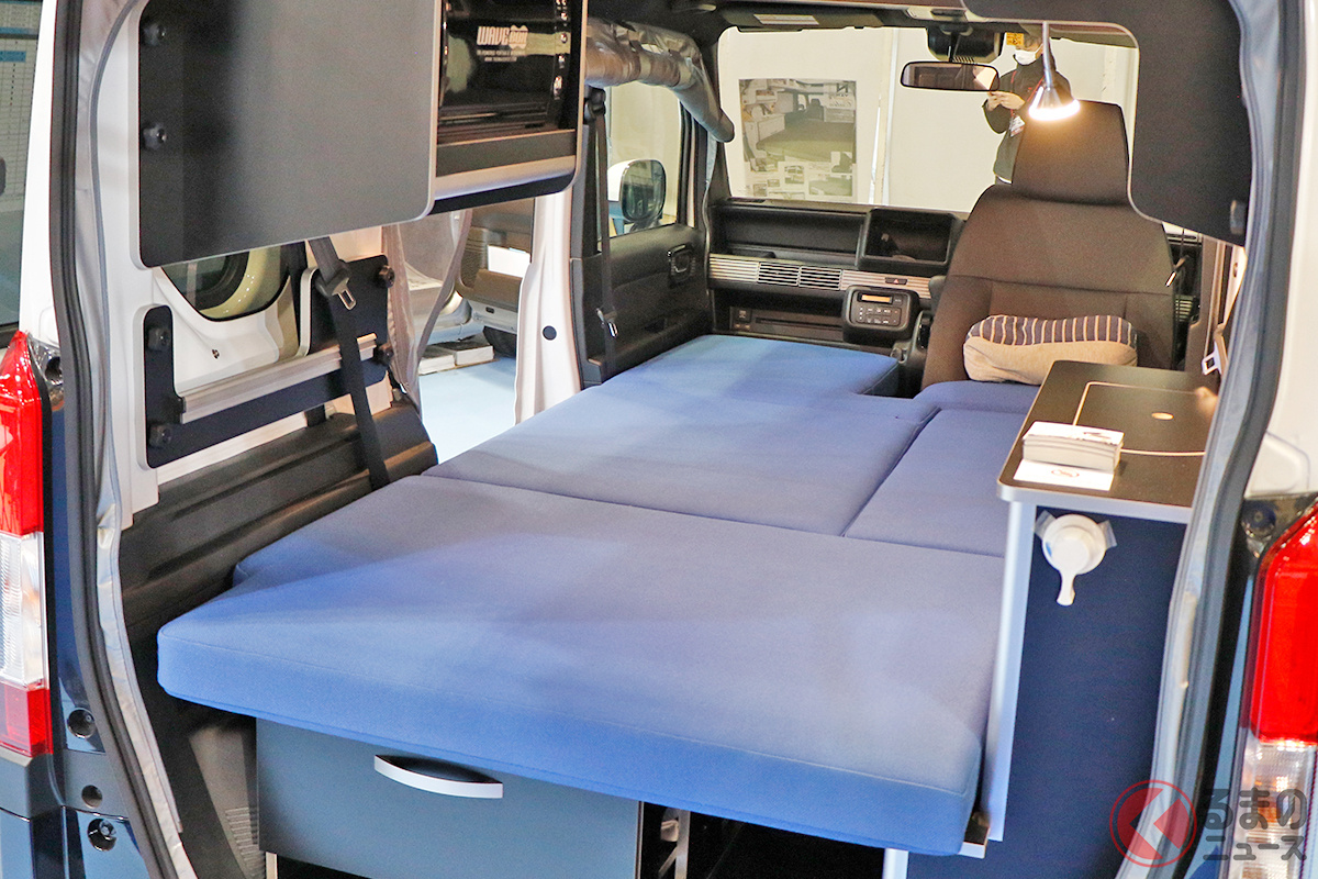 自由気ままに楽しめるのが「車中泊」旅の魅力です! 写真は特別仕様車「N-VAN COMPO “マリーンズキャンパー”」の室内