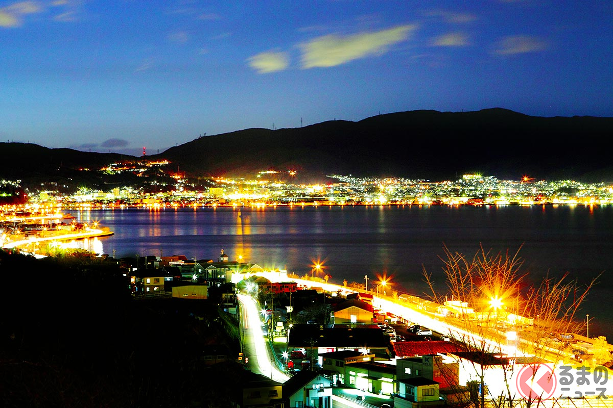 中央自動車道・諏訪SA(上り・下り)諏訪湖の眺望は昼間もいいが、夜景もおすすめ。温泉施設も併設され、ゆっくり時間を過ごせそう