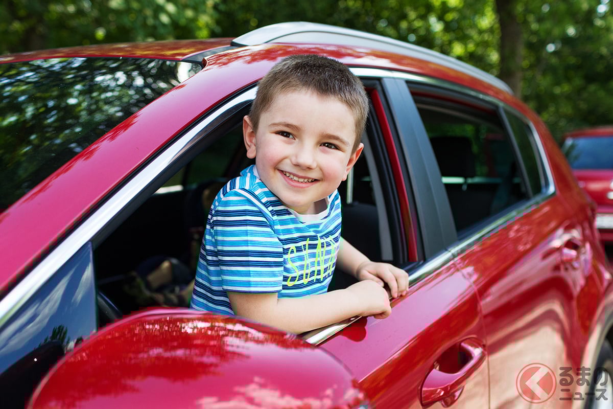 クルマの窓から「顔出す」子ども…違反になる?(画像はイメージです)