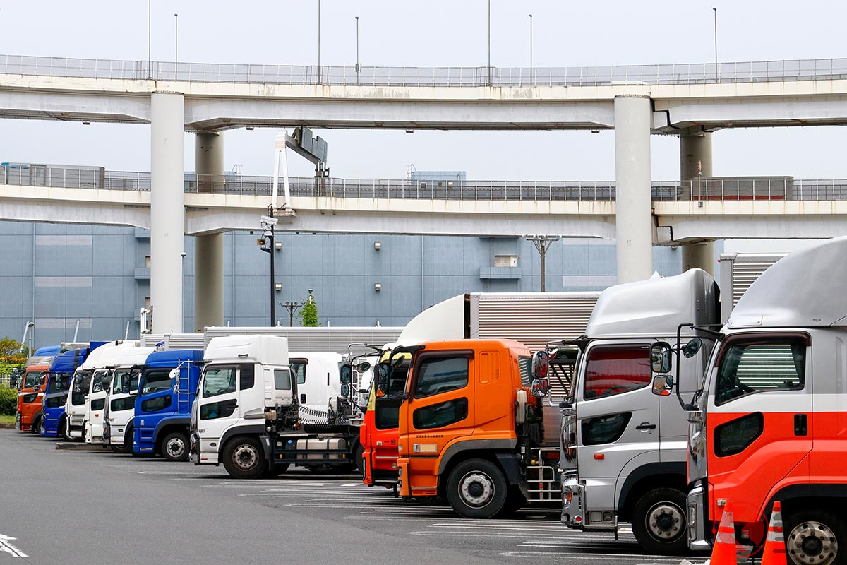 高速PAに駐車するトラック